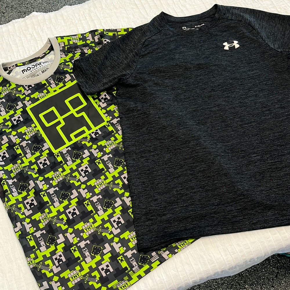 Under Armour‎ youth large Mojang youth medium fits like large